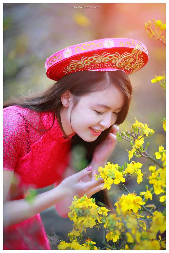 跪趴在女同学脚下当脚奴